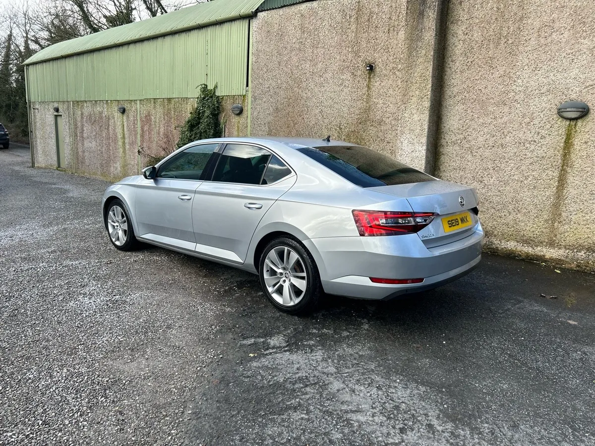 Skoda Superb 2.0 TDI SE L Executive DSG 7speed - Image 4