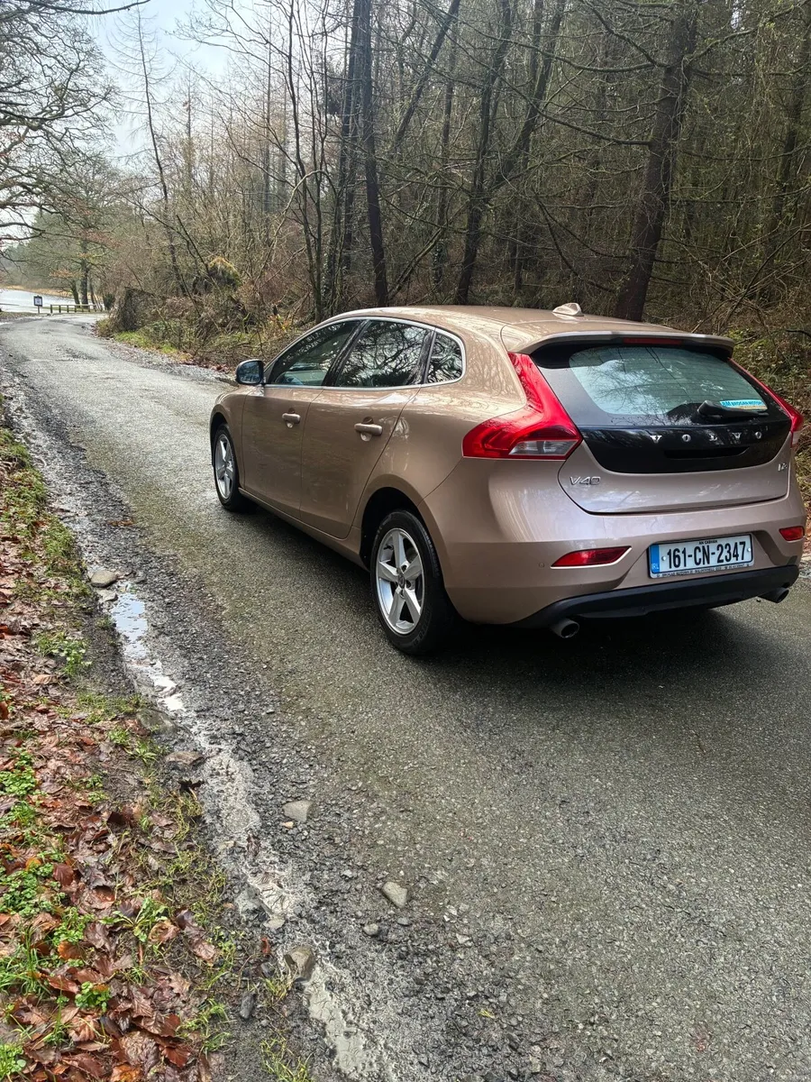 Volvo V40 2016 - Image 2