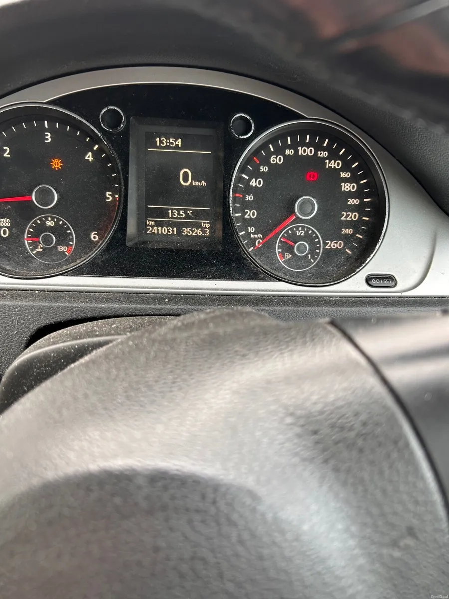 Volkswagen Passat 2011 - Image 2