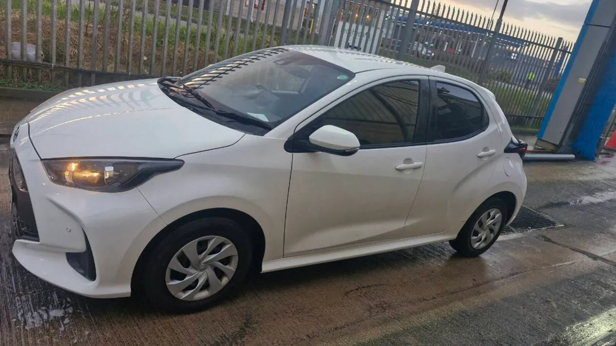 Toyota yaris white 1.0 liter low mileage - Image 2