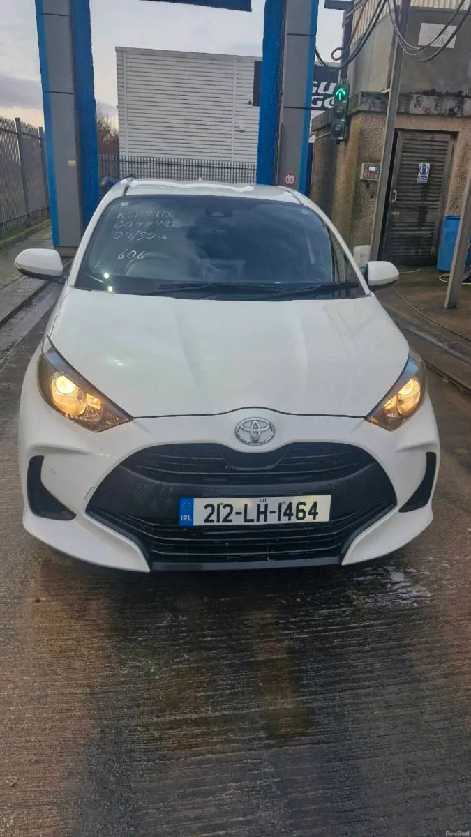 Toyota yaris white 1.0 liter low mileage - Image 3