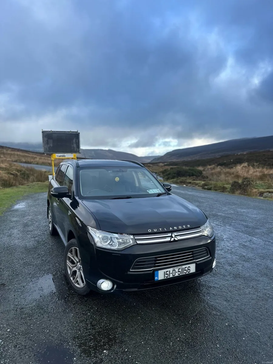 Outlander 2015 - PHEV - Low mileage - Image 1