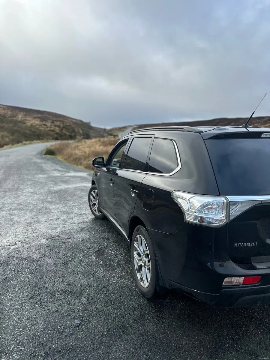 Outlander 2015 - PHEV - Low mileage - Image 3