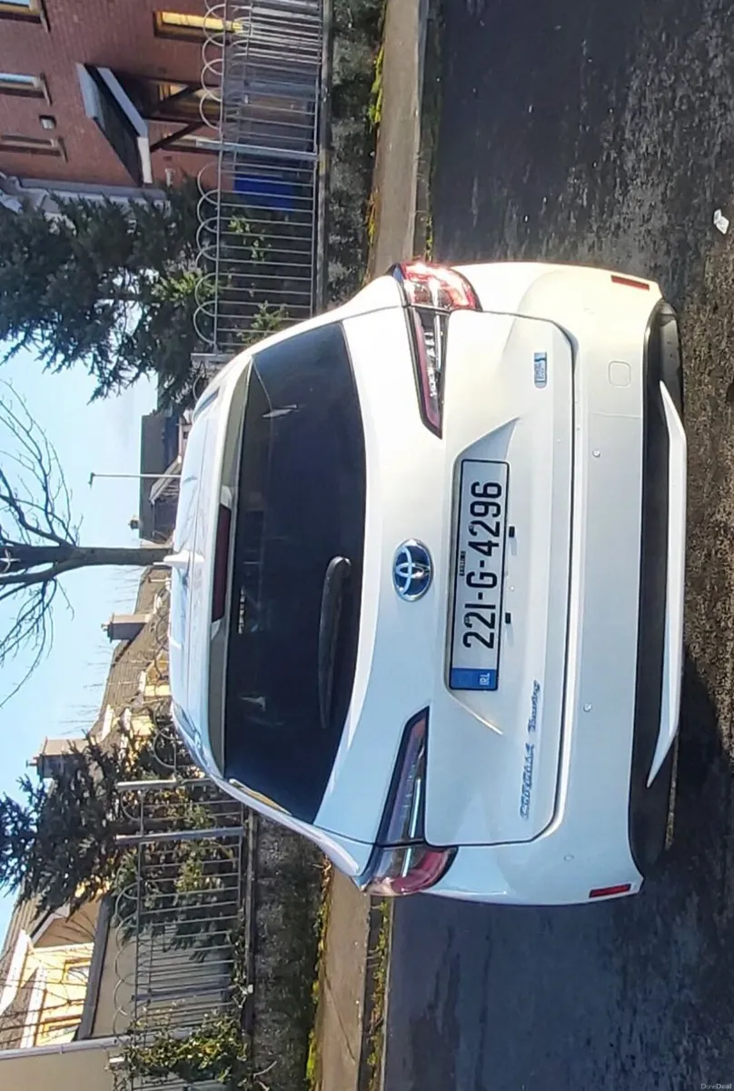 Toyota Corolla 1.8 hybrid As New high spec - Image 3