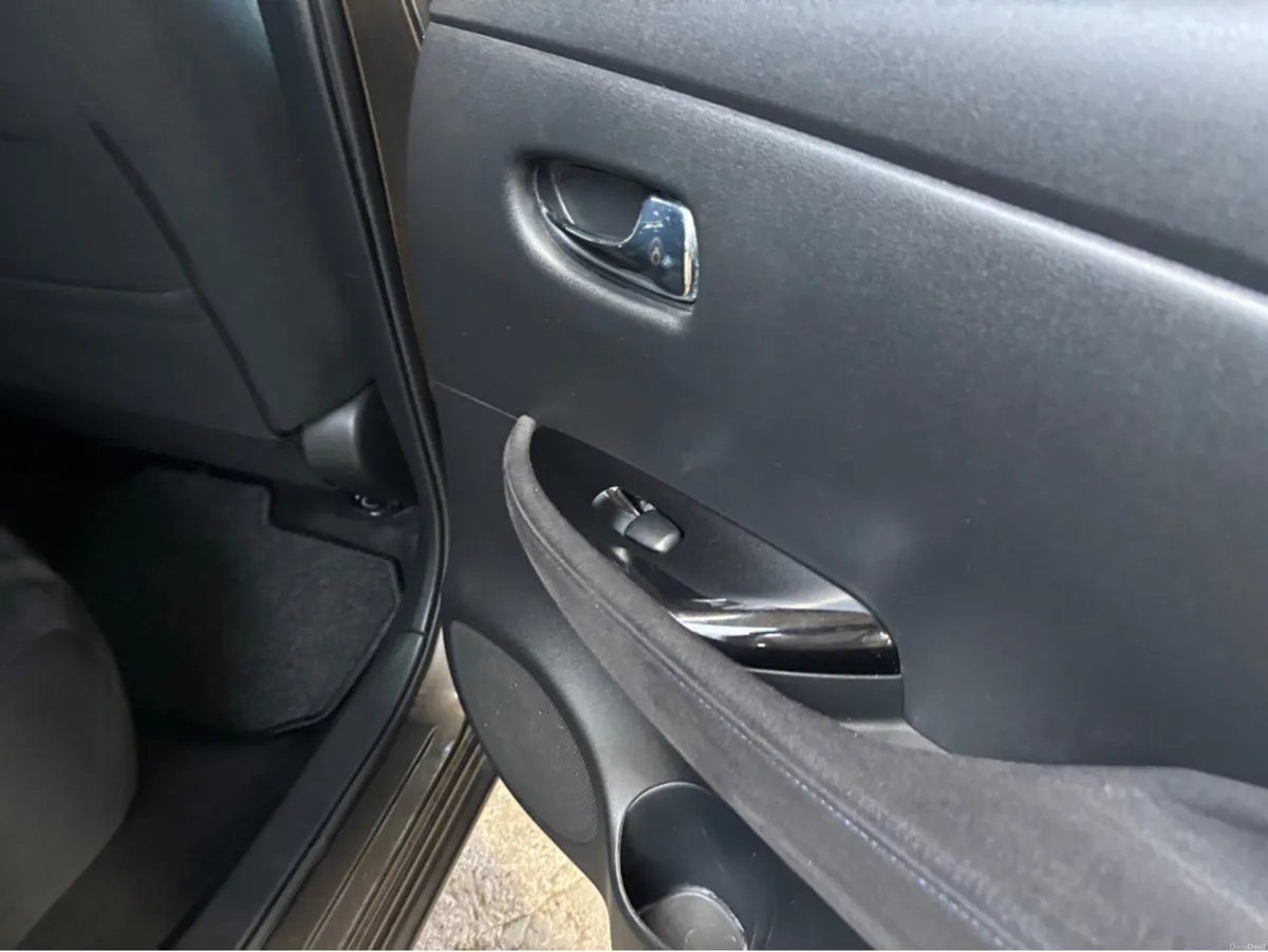 Nissan Leaf 30K EV SV 30KW 4DR AUTO - Image 2