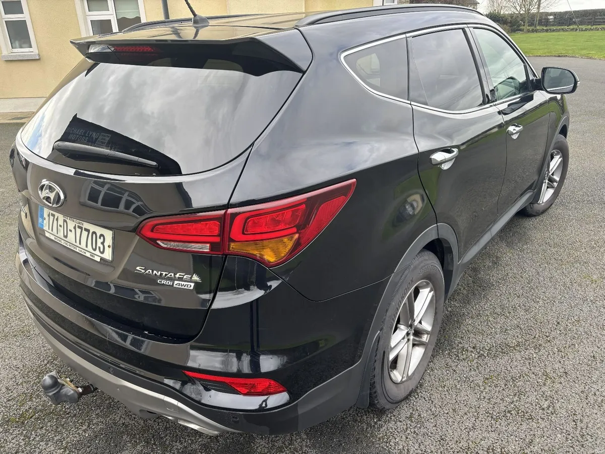 Hyundai Santa Fe 2.2Diesel Executive 7-Seater 4x4 - Image 4