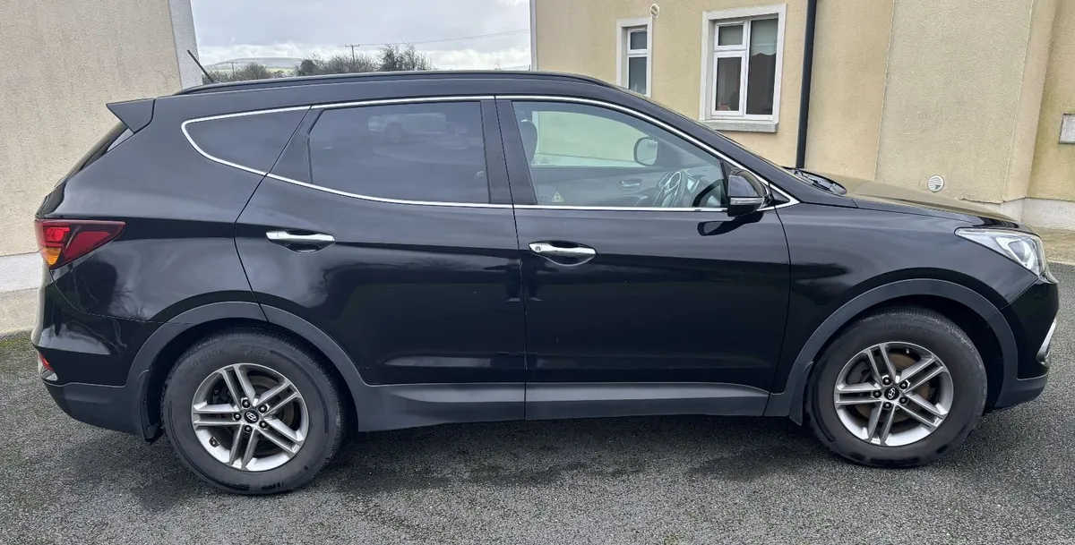 Hyundai Santa Fe 2.2Diesel Executive 7-Seater 4x4 - Image 3