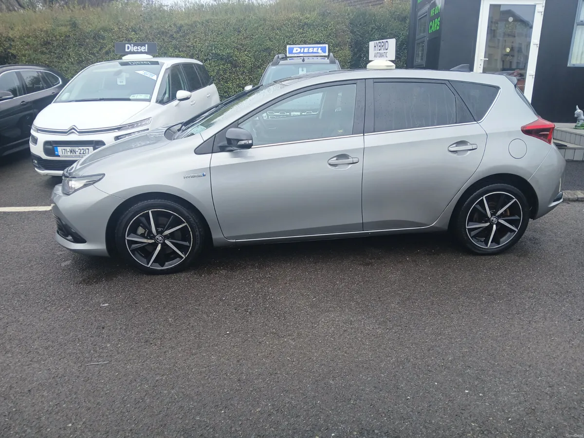 Toyota Auris 2018 Hybrid - Image 2