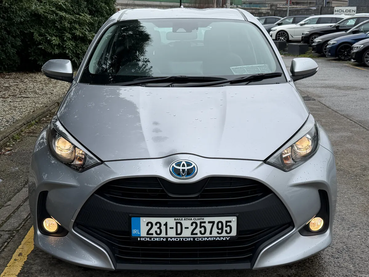 2023 Toyota Yaris..apple car play..rear camera - Image 4