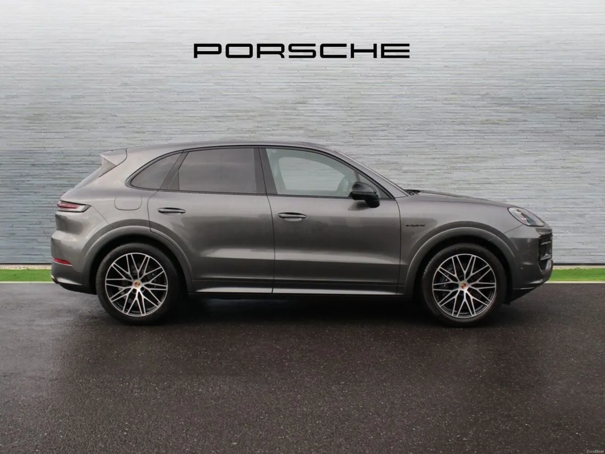 Porsche Cayenne E-Hybrid Black Edition (New) - Image 4