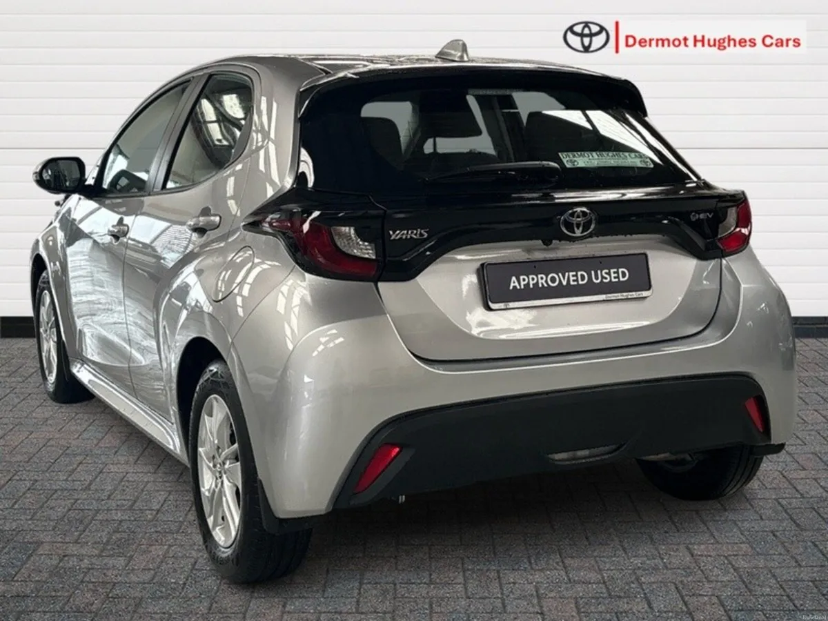 Toyota Yaris HYBRID LUNA AUTO - Image 2