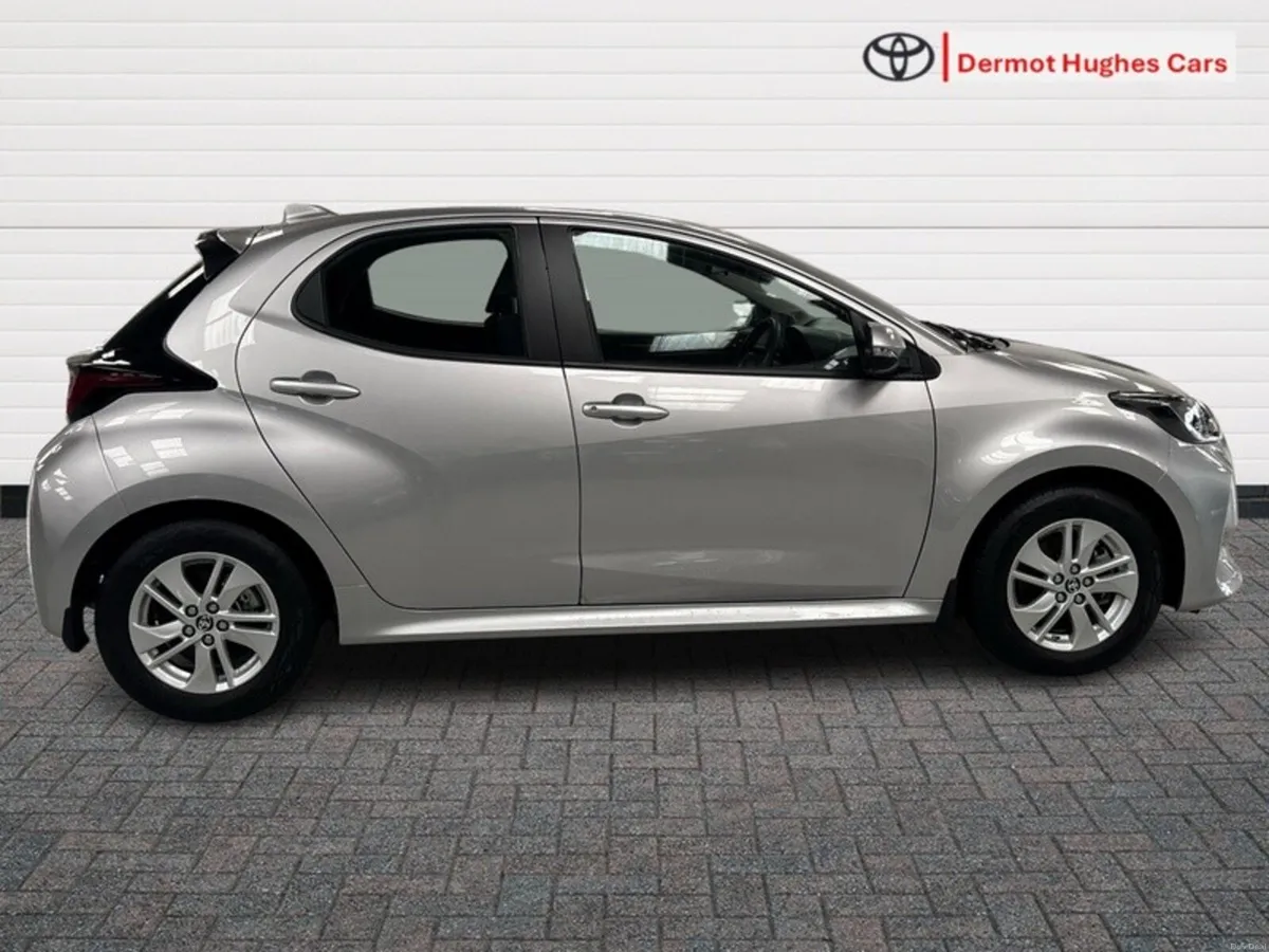 Toyota Yaris HYBRID LUNA AUTO - Image 3