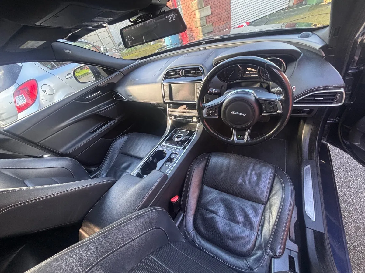 Jaguar XE 2015 - Image 4