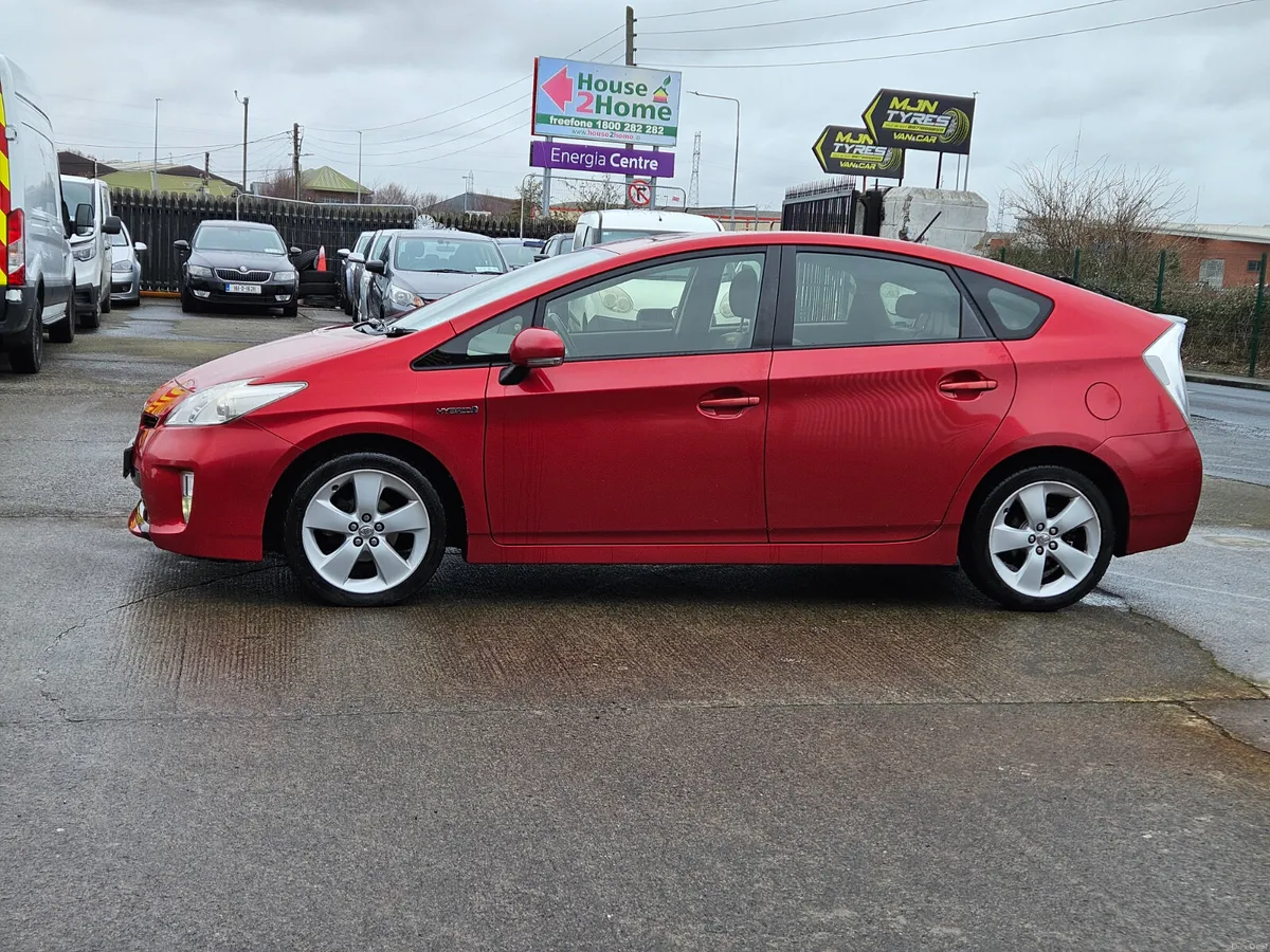 Toyota Prius 1.8 Hybrid - Image 2