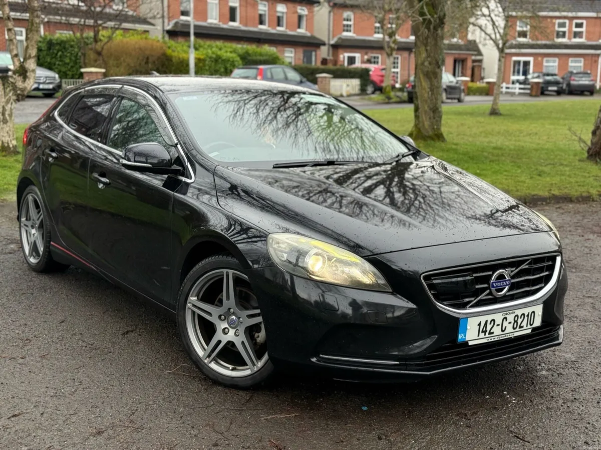 Volvo V40 T4 AUTO LOW KMS HIGH SPEC - Image 2