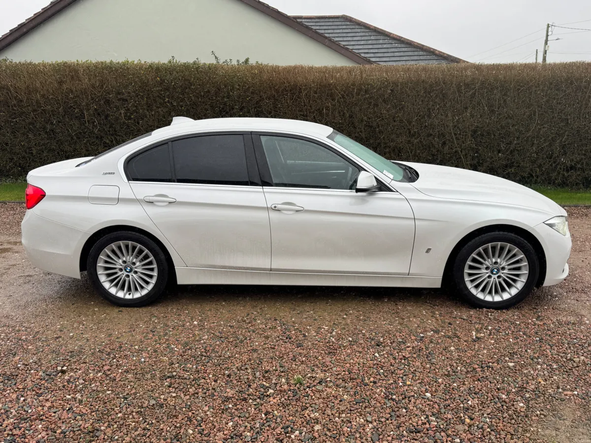 171 BMW 330e Luxery I Performance - Image 3