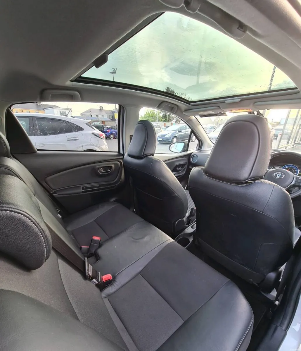 Toyota yaris hybrid luxury - Image 2
