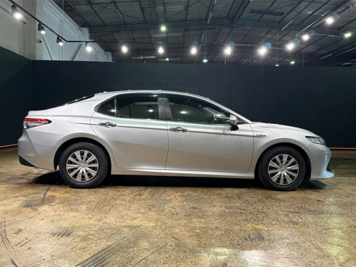 Toyota Camry HYBRID 2.5L AUTOMATIC - REVERSE CAMER - Image 3