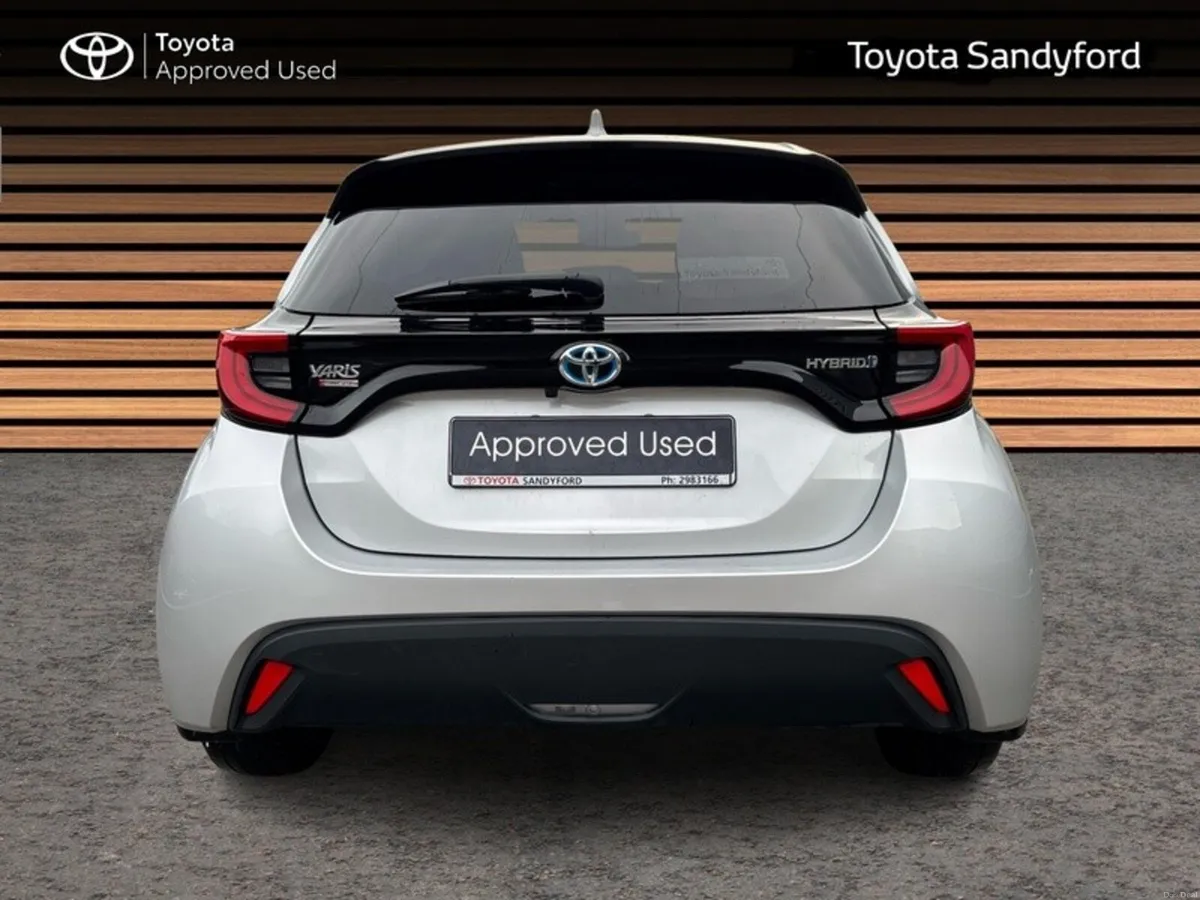 Toyota Yaris HYBRID LUNA SPORT // SMART ENTRY/SMAR - Image 4