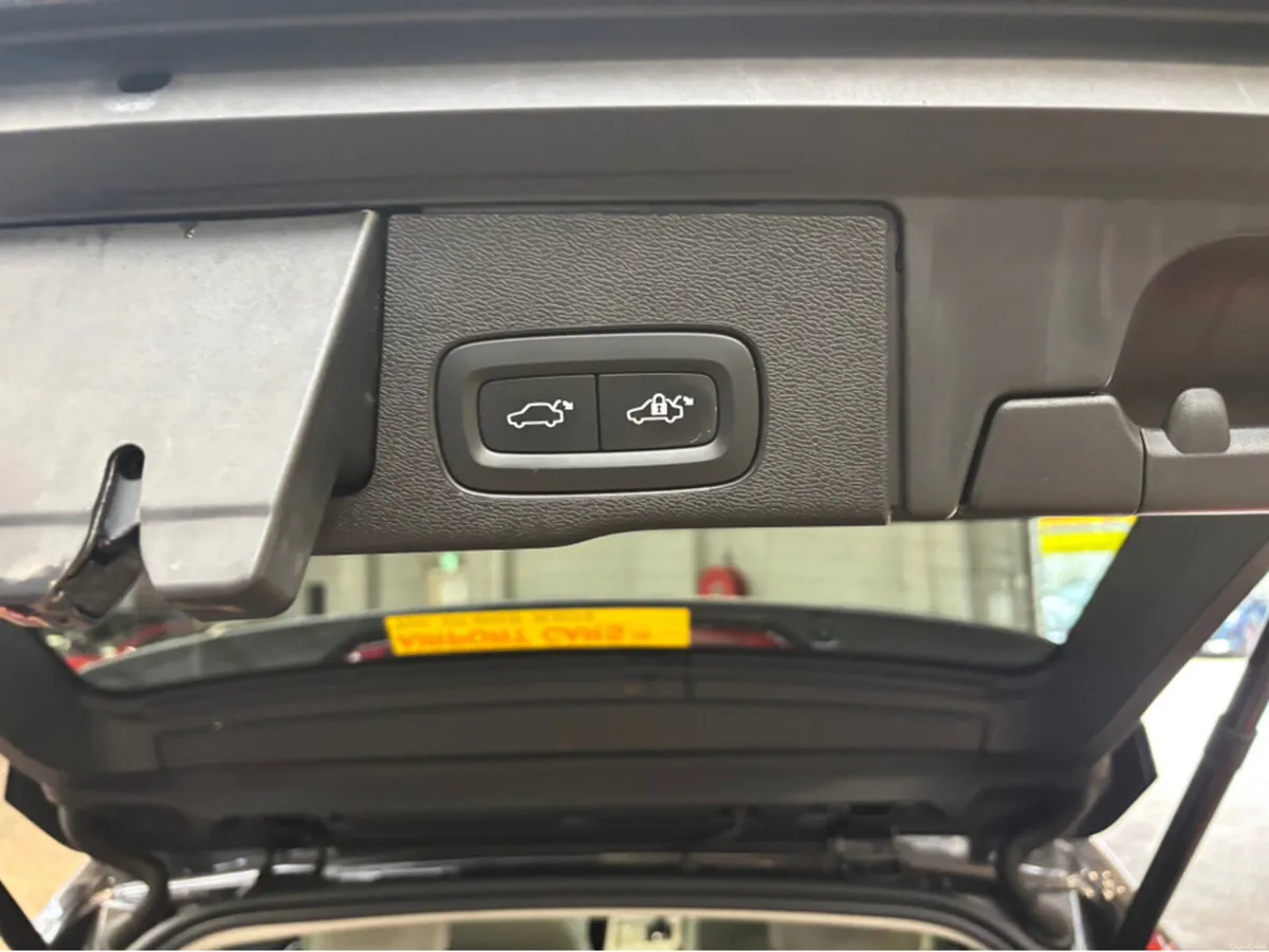 Volvo XC60 T6 PHEV PLUS DARK AWD 5DR AUTO - Image 4