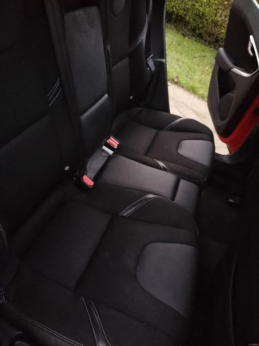 Volvo V40 2013 - Image 2