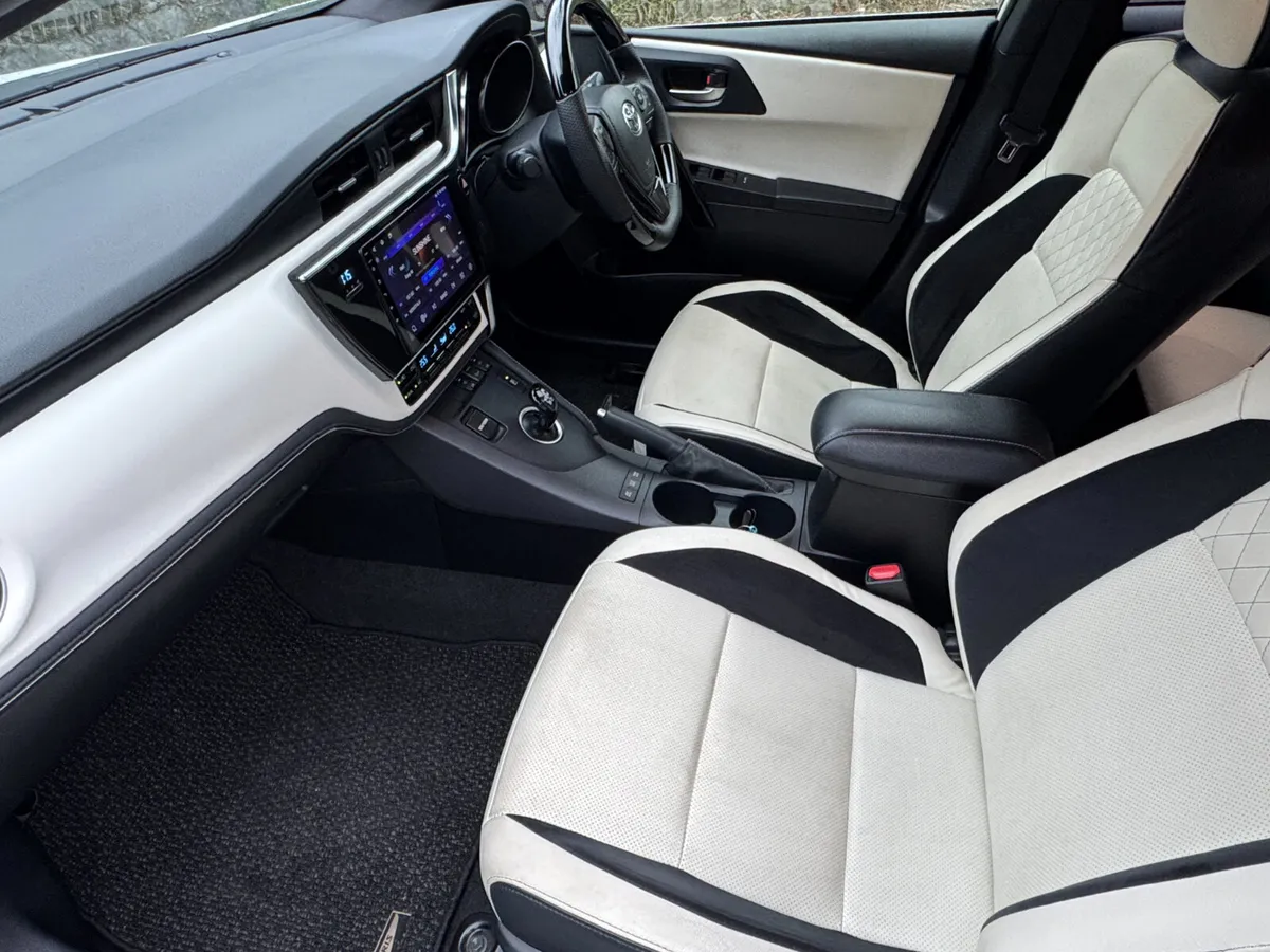 2017 Toyota Auris 1.8 Hybrid Sport - Image 2