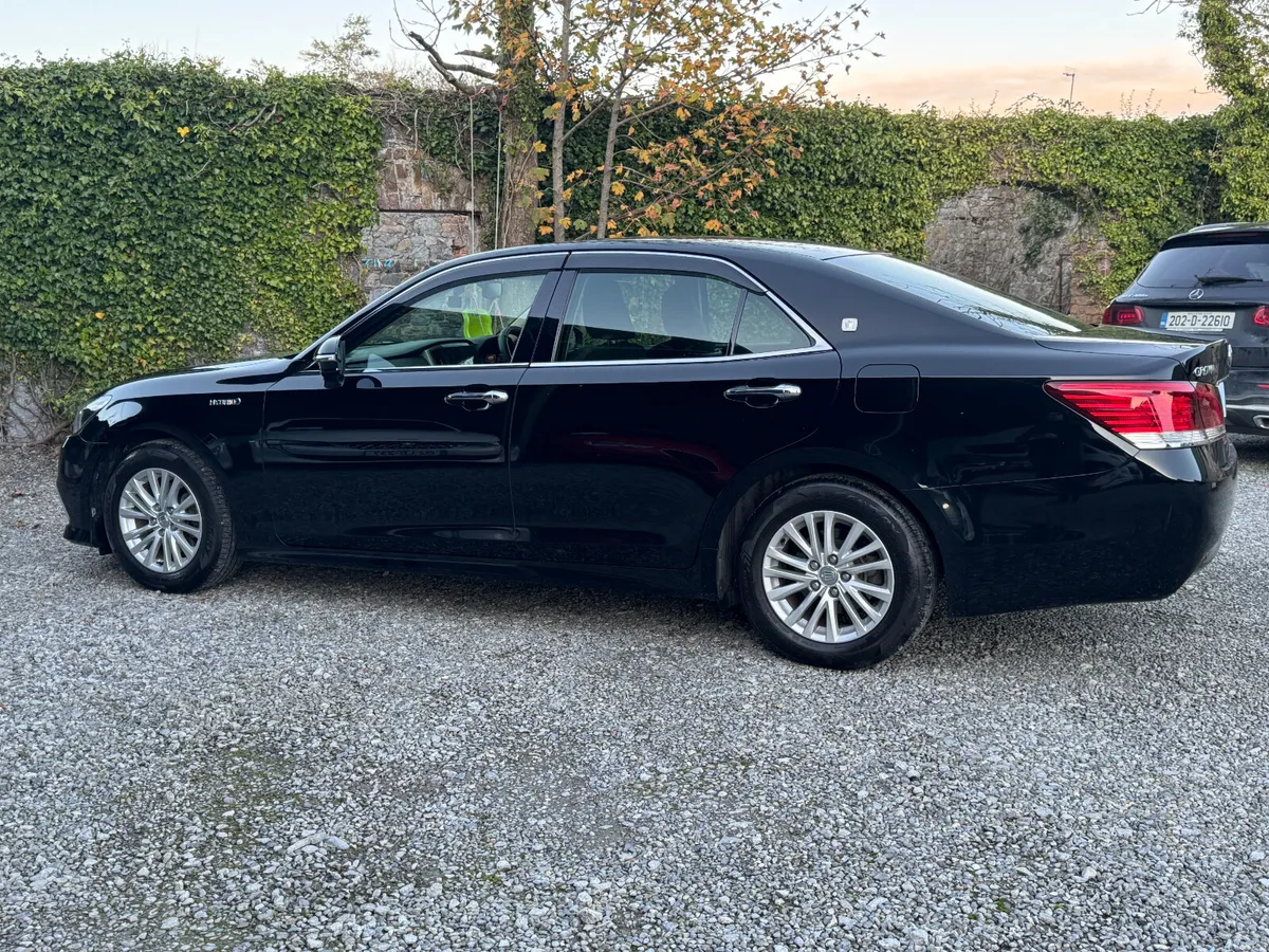 2016 Toyota Crown 2.5 Hybrid - Image 3