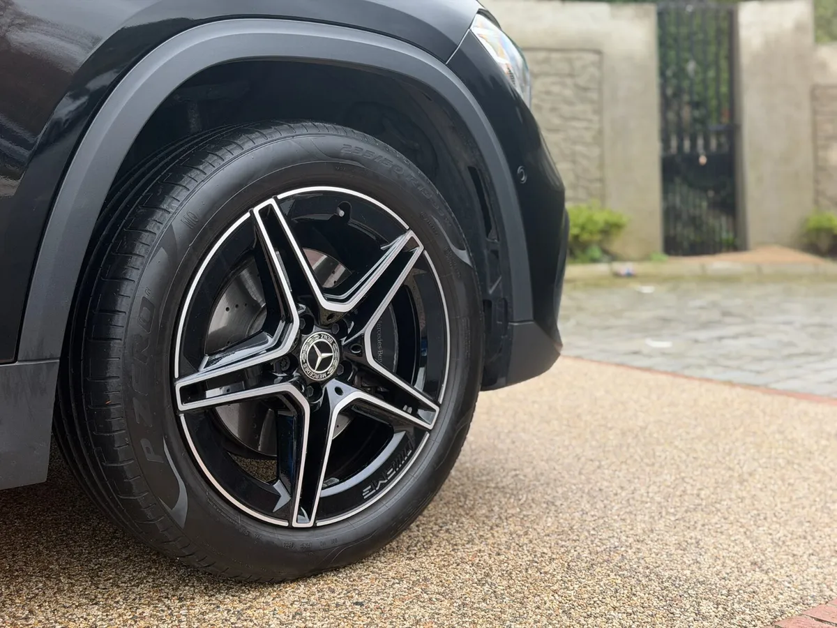 2023 Mercedes-Benz GLA 250e AMG 1 owner - Image 4