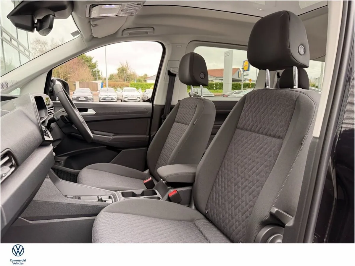 Volkswagen Caddy Maxi Life DARK LABEL 1.5L PHEV 11 - Image 4