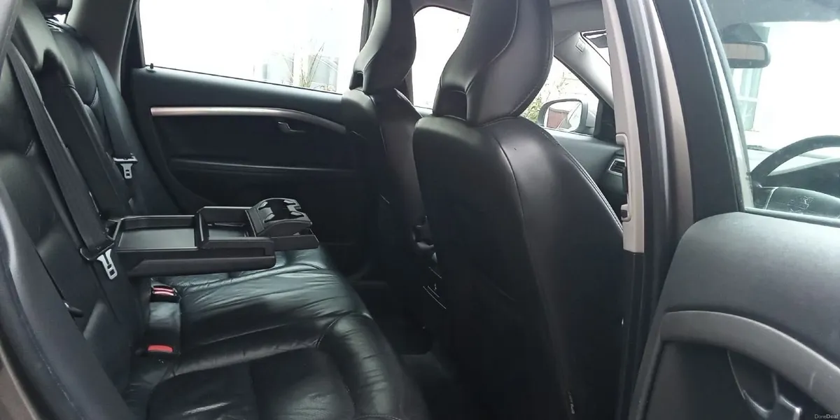 Volvo V70 estate 2010 - Image 2