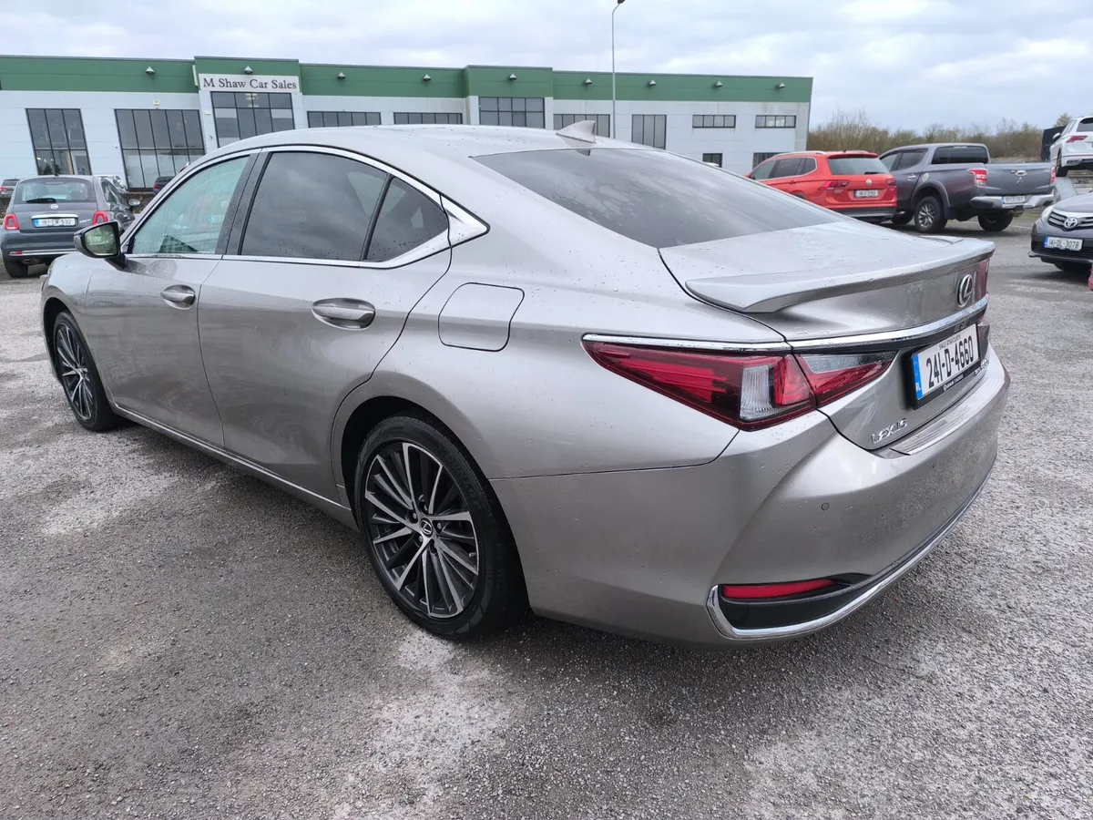 241 Lexus ES 300H - Image 4
