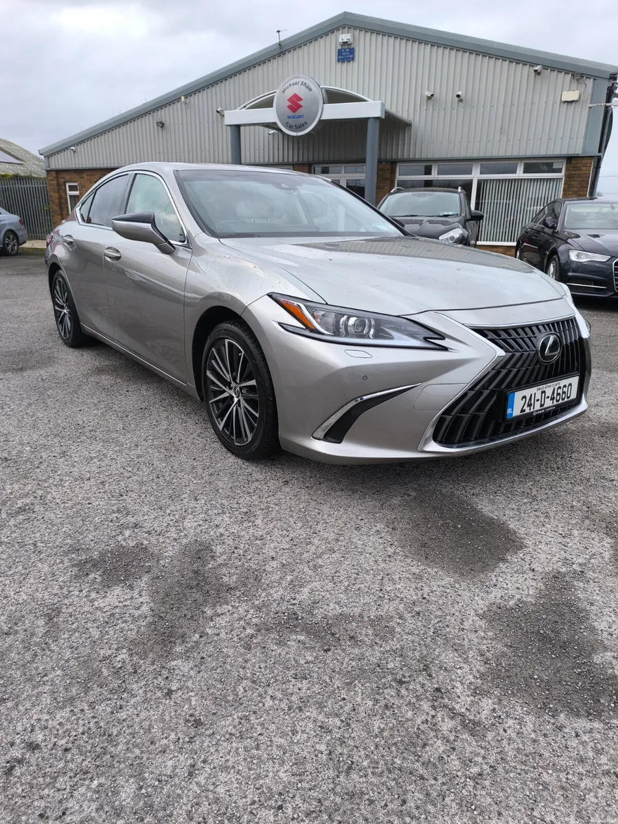 241 Lexus ES 300H - Image 1