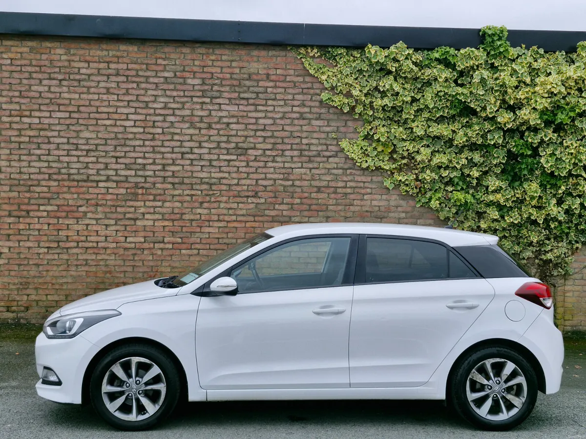Hyundai i20 DELUXE - Image 4