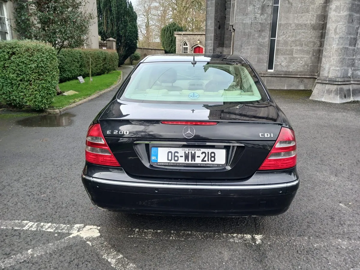 Mercedes Benz E220 - Image 4