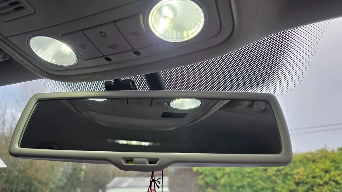 Volkswagen Golf 2011 - Image 2