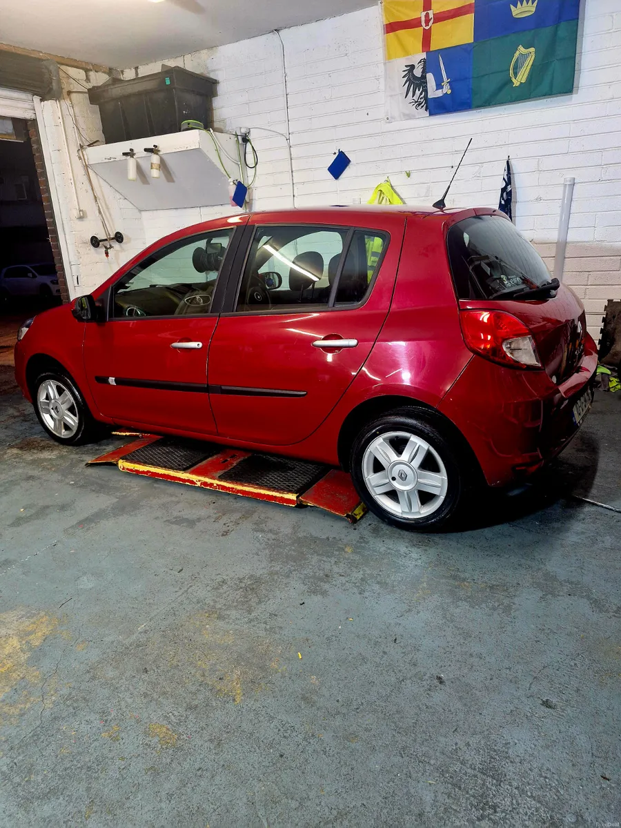Renault Clio** Very low mileage ** 1.2 petrol - Image 4