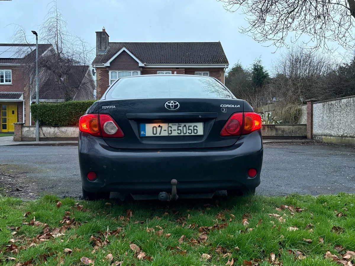 Toyota Corolla Saloon Black - Image 3