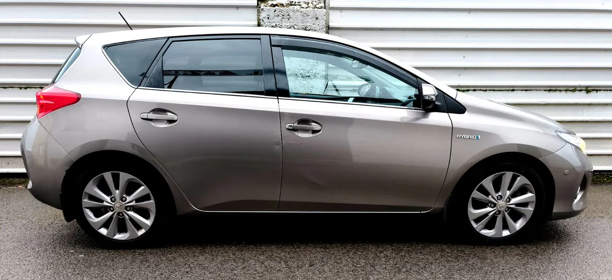 Toyota Auris 2015 PETROL HYBRID - Image 3