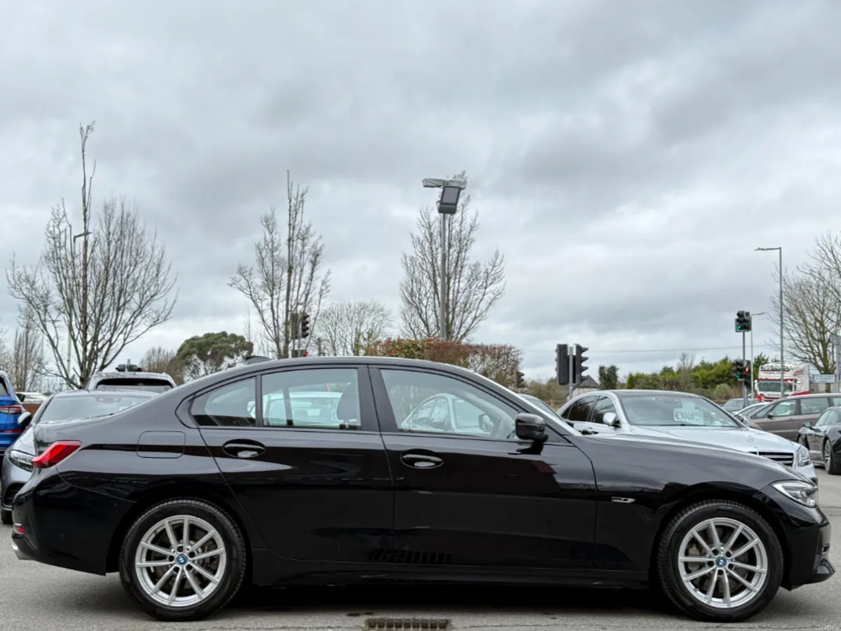 BMW 3-Series 330E PHEV SE AUTO *1 OWNER & LOW KMS* - Image 4