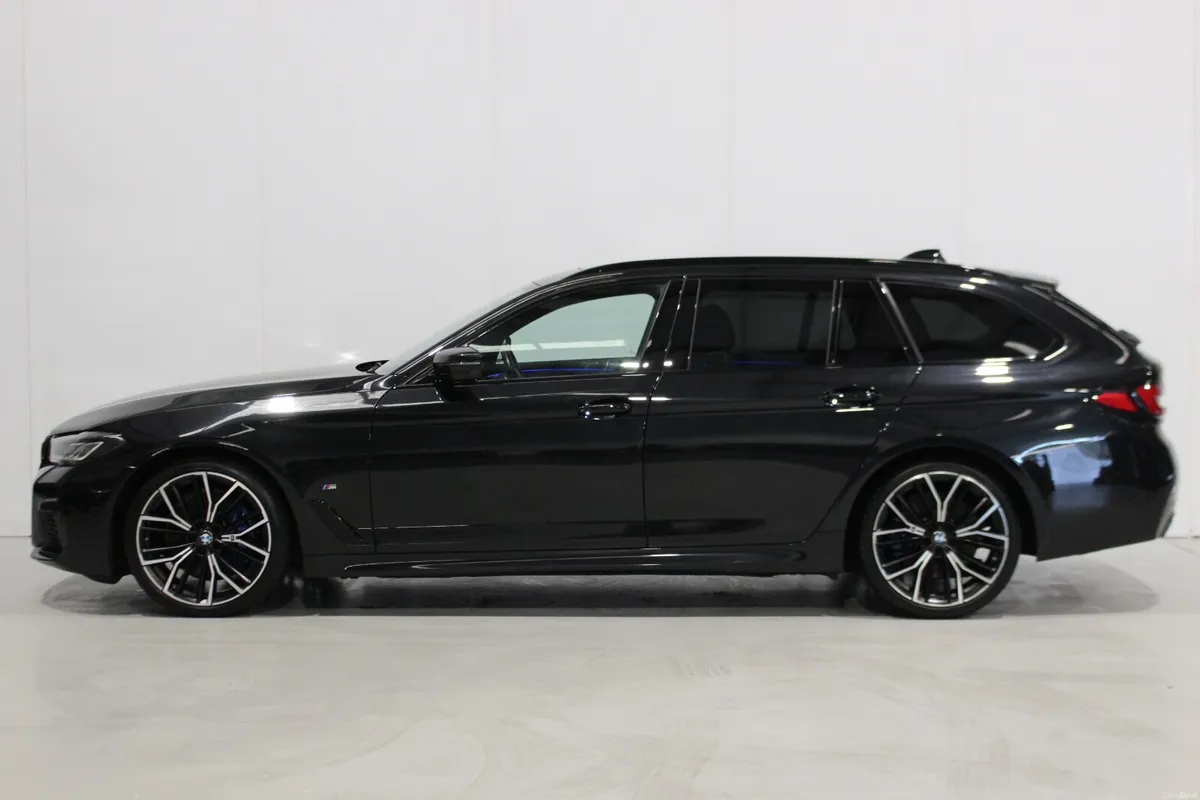 BMW 5-Series 2023 520D MHT MSPORT PRO ESTATE - Image 4