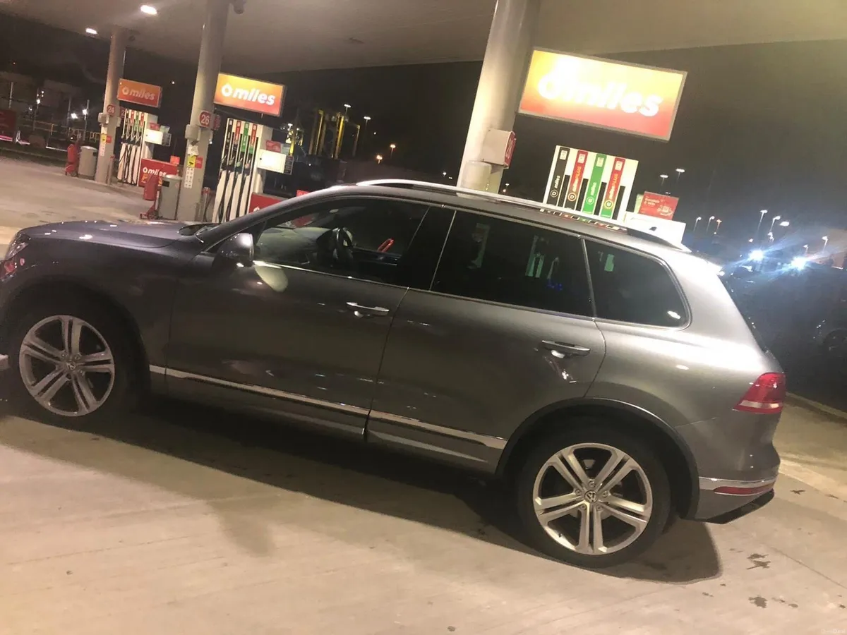 VW Touareg R line 262bhp v6 extremely low mileage - Image 2