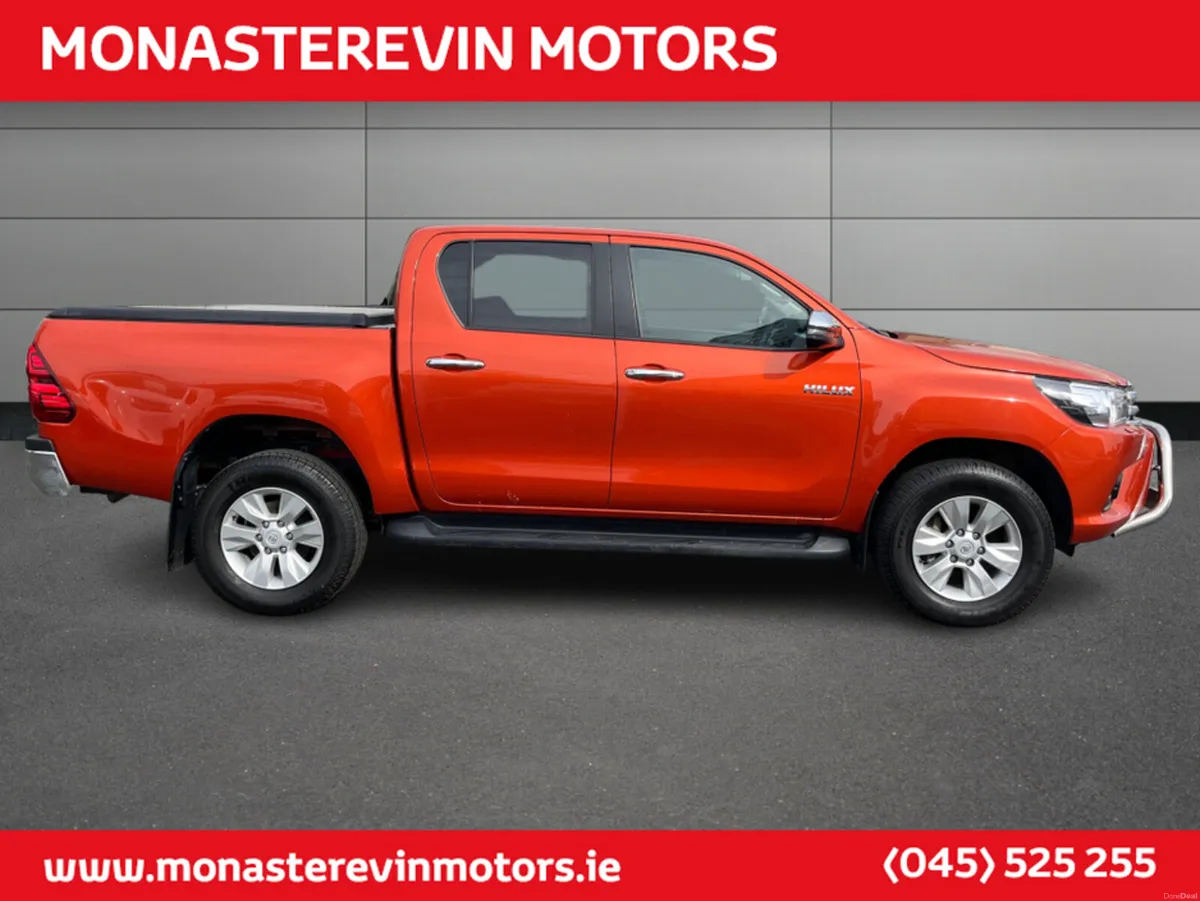 Toyota Hilux DOUBLE CAB SR5 4DR - Image 3