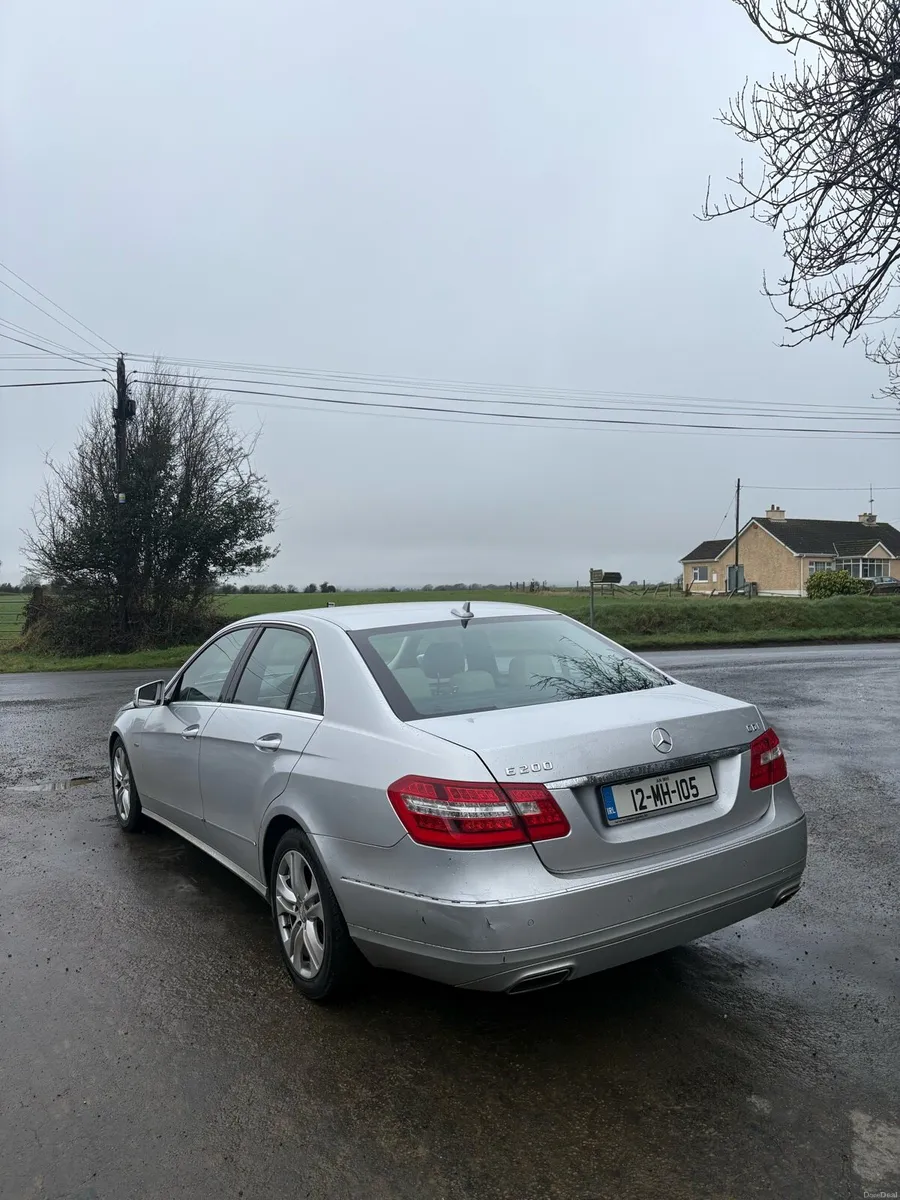 Mercedes Benz e200 Automatic - Image 4