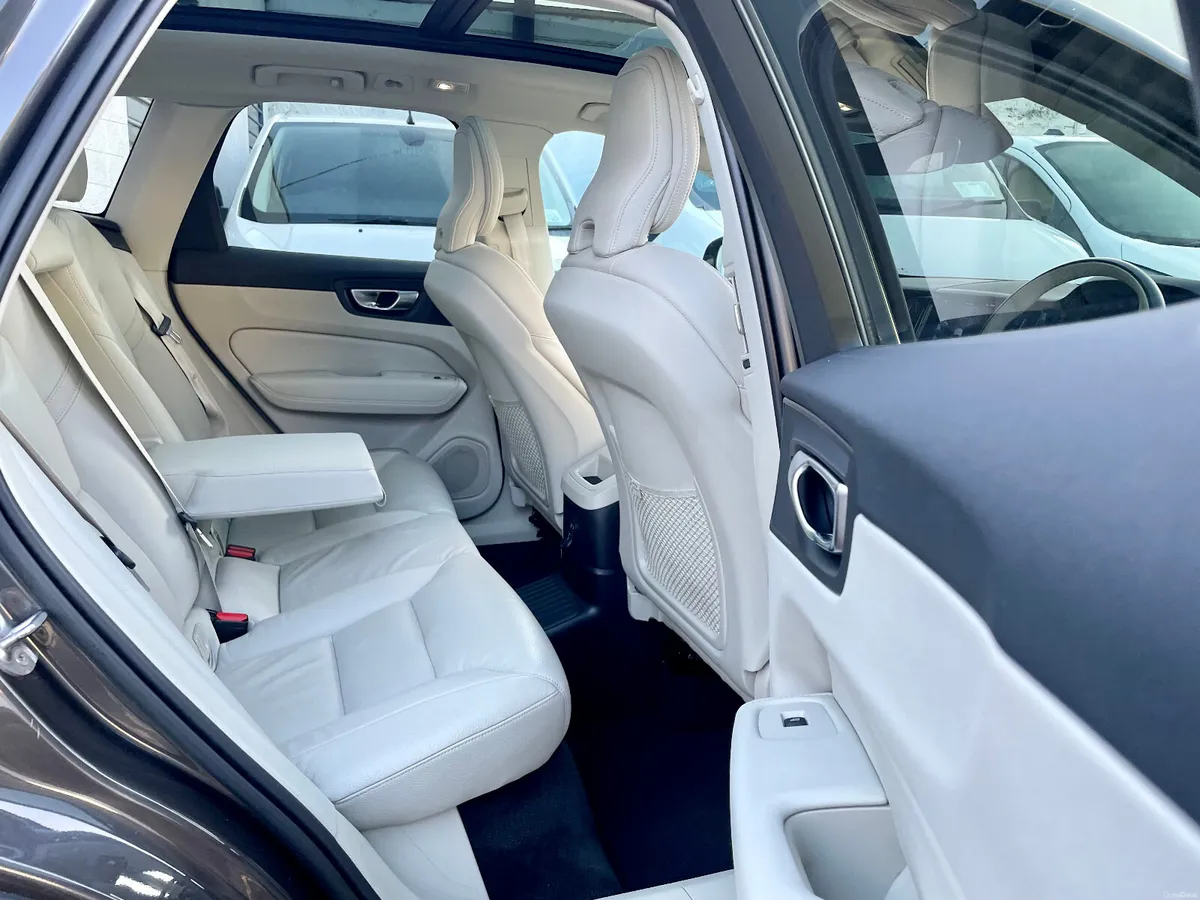 Volvo XC60 T6 Recharge PHEV PlusDark AWD Auto,2023 - Image 4