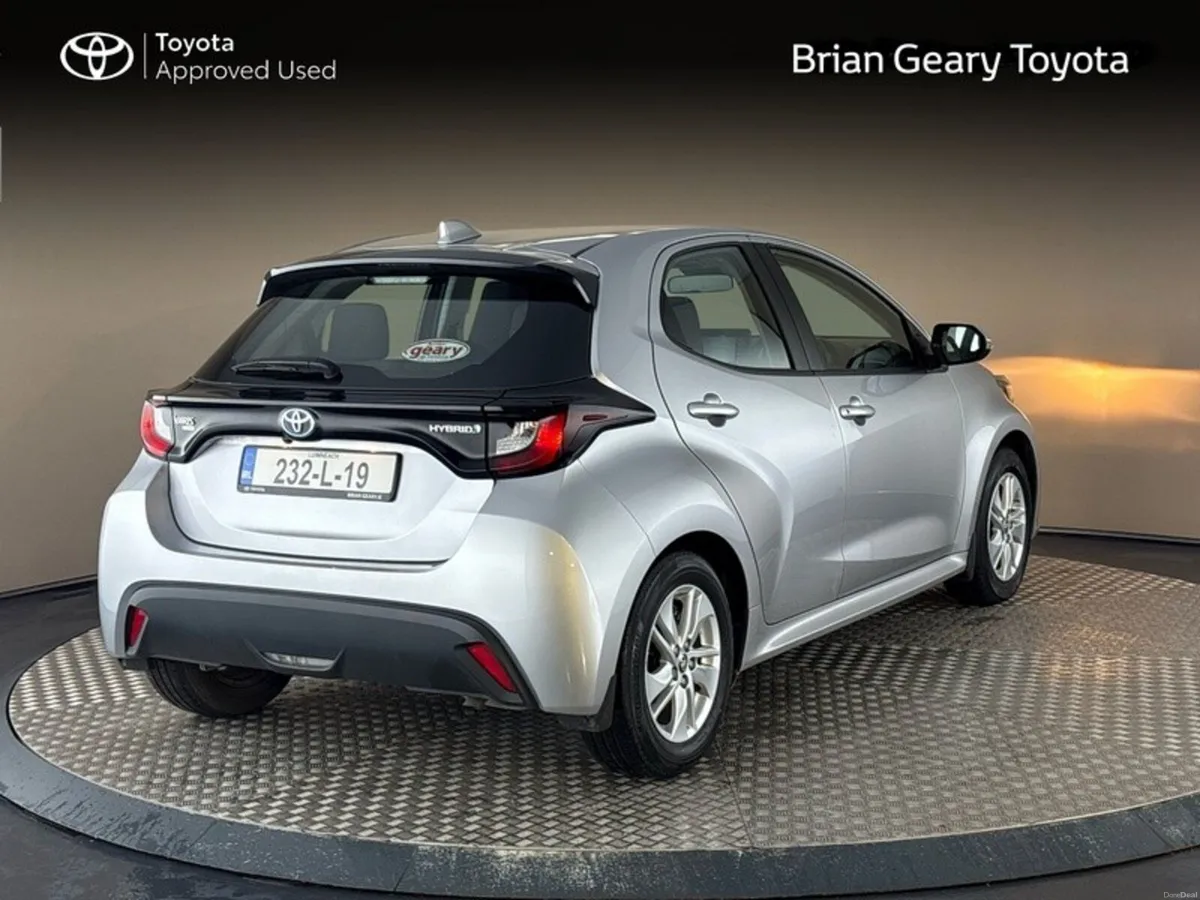 Toyota Yaris HYBRID LUNA - Image 2