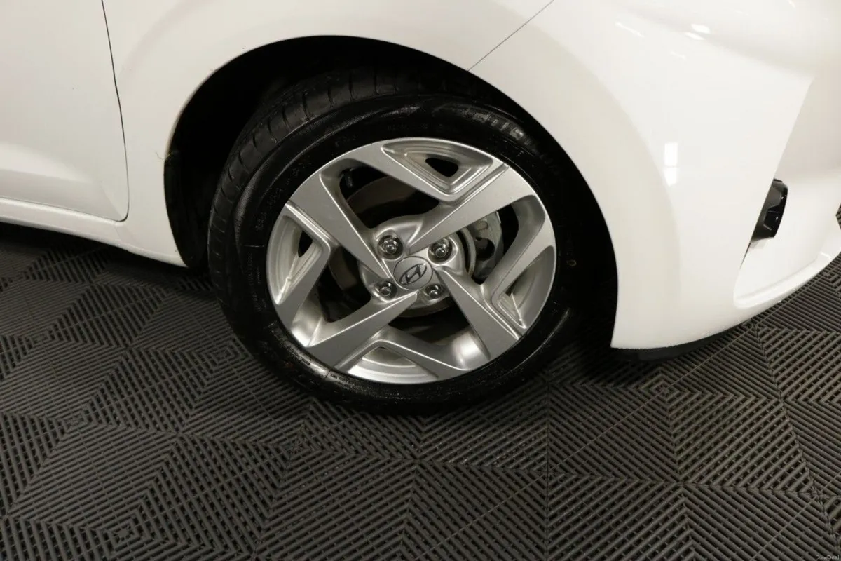 Hyundai i10 DELUXE 1.0L PETROL HATCHBACK - Image 3