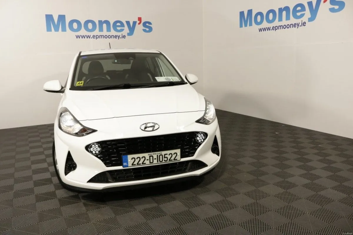 Hyundai i10 DELUXE 1.0L PETROL HATCHBACK - Image 2