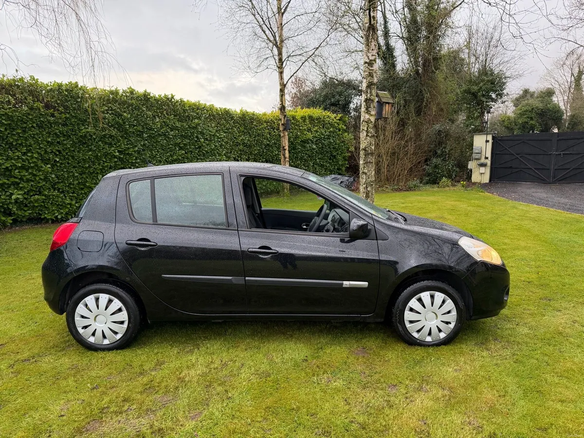 132 Renault Clio 1.2i * Only 137 Klms* - Image 3