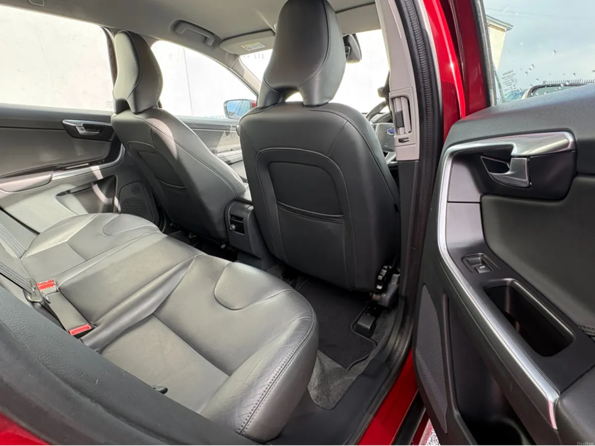 Volvo XC60 SE NAV D4 2.0 TD B4 R-DESIGN MHEV 197BH - Image 2