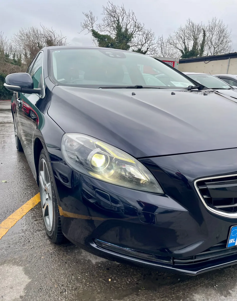VOLVO V40 2015  2.0, DIESEL - Image 2